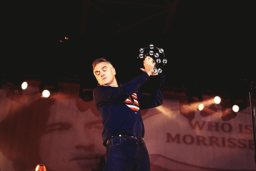 מוריסי בהופעה בגני התערוכה