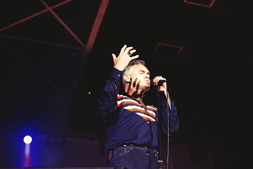 מוריסי בהופעה בגני התערוכה