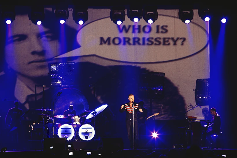 מוריסי בהופעה בגני התערוכה