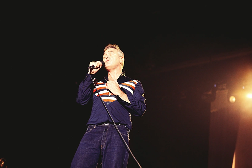 מוריסי בהופעה בגני התערוכה