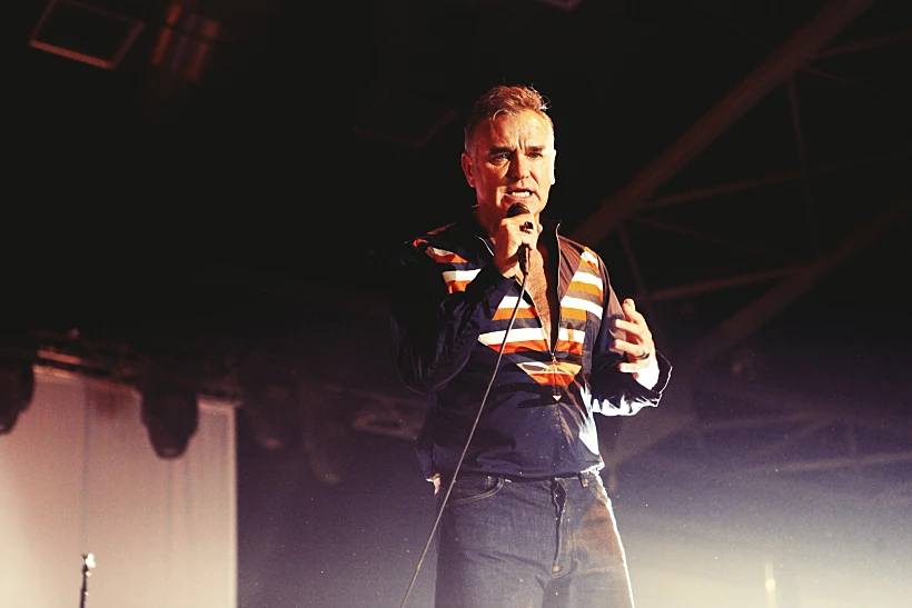 מוריסי בהופעה בגני התערוכה