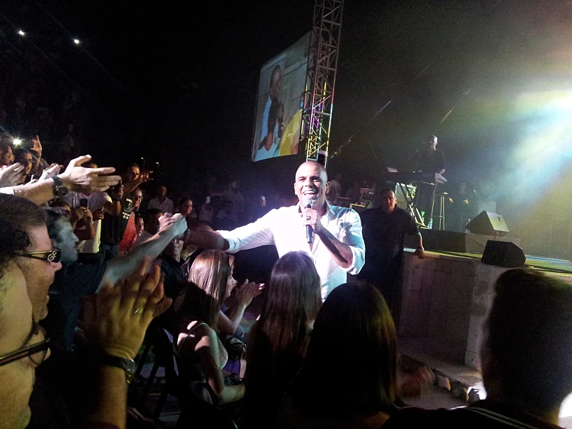 אייל גולן בהופעה בקיסריה