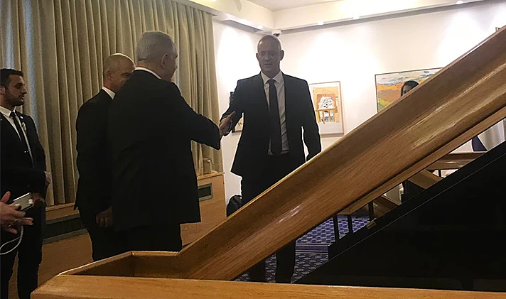בני גנץ ובנימין נתניהו לוחצים ידיים