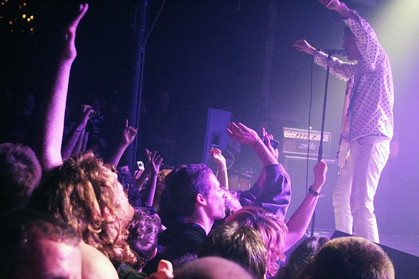 סולן הבאזקוקס בהופעה בבארבי