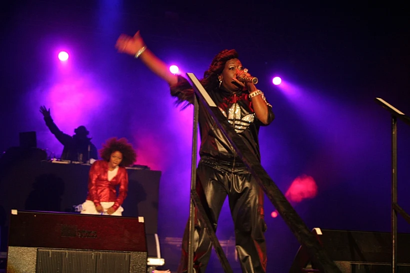 מיסי אליוט בהופעה בגני התערוכה בת