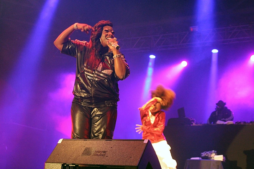 מיסי אליוט בהופעה בגני התערוכה בת