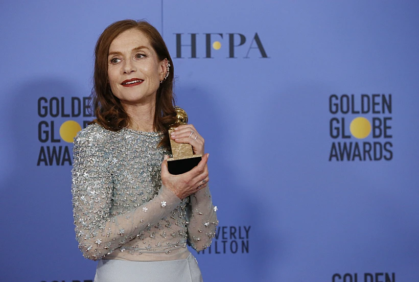 השחקנית איזבל הופר עם הפרס בו זכתה על תפקידה בסרט 