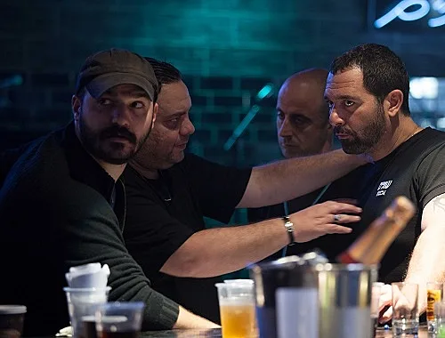 הבמאי מני יעיש והשחקנים אלון דהן ומוריס כהן על סט הסרט