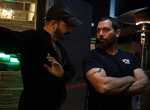 הבמאי מני יעיש והשחקן מוריס כהן על סט הסרט