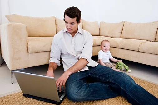 אבא עובד בסלון