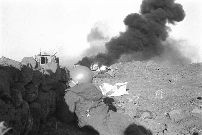 מלחמת יום הכיפורים. לוחם צה''ל תופס מחסה.