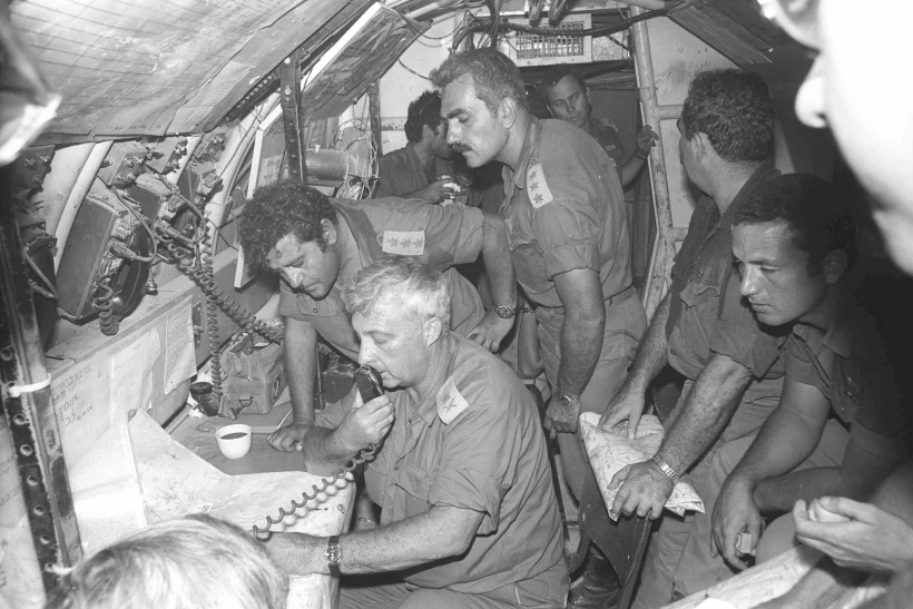 מלחמת יום הכיפורים. בתוך התעוז ששימש כמפקדה של המח''ט אריאל שרון.