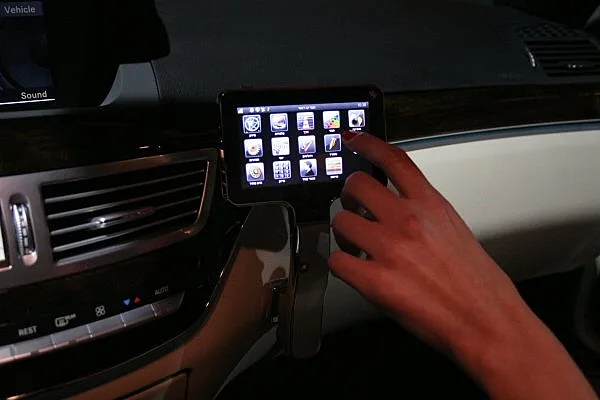 Comodo - קונסולת תקשורת ותוכן לנהג ולנוסעים ברכב