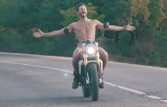 מייקל לואיס בעירום מלא