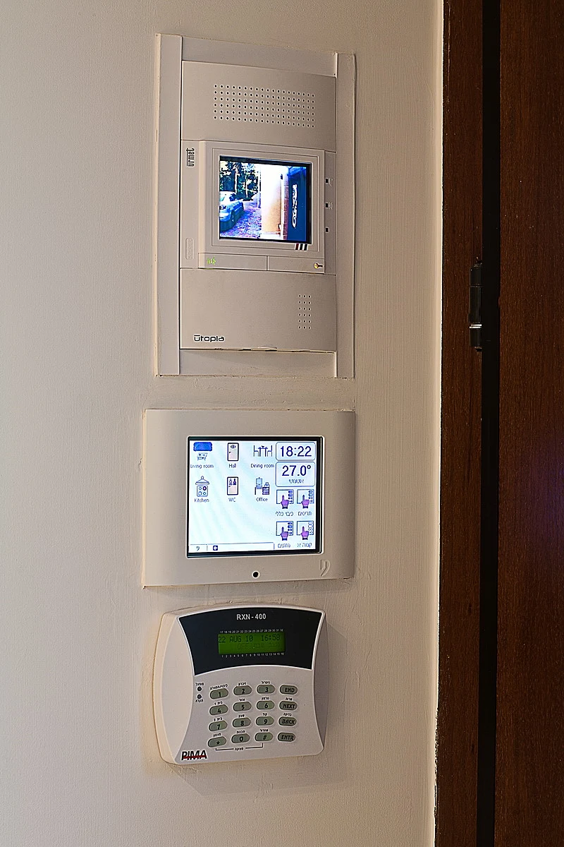 מסכי השליטה על מערכות הבית