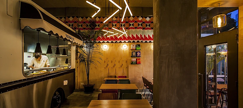 דה לוקס TRUCK לאורך