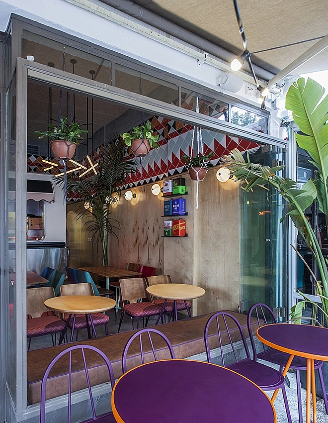 דה לוקס TRUCK מבט מבחוץ