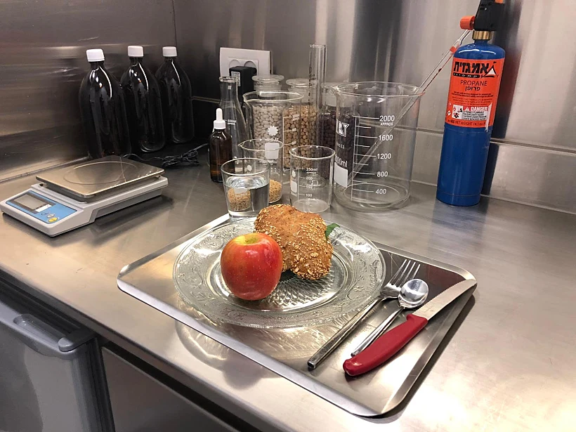 האוכל שהוגש לי מבעד לחלון