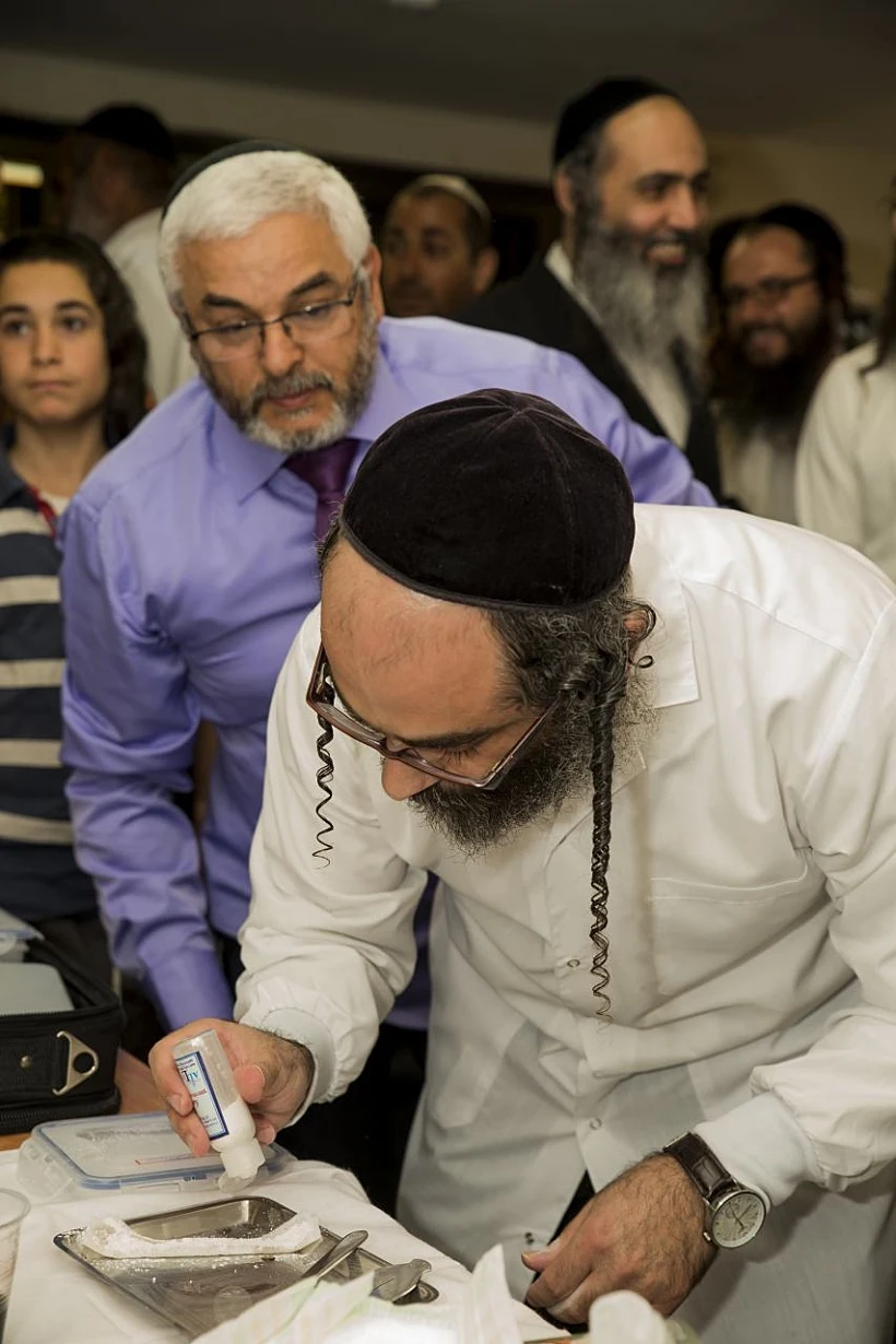 יש להקפיד על ההנחיות למוהלים. בתמונה :ניסים כהן - מוהל רפואי