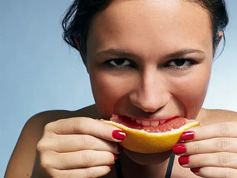 אישה אוכלת אשכולית