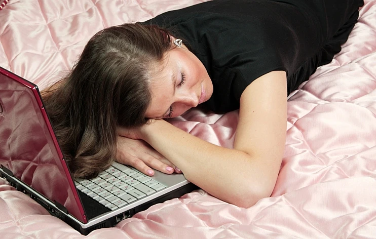 נרדמה על הלפטופ