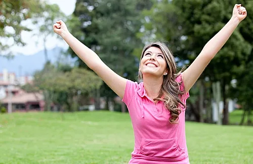 תלמידה עם תיק