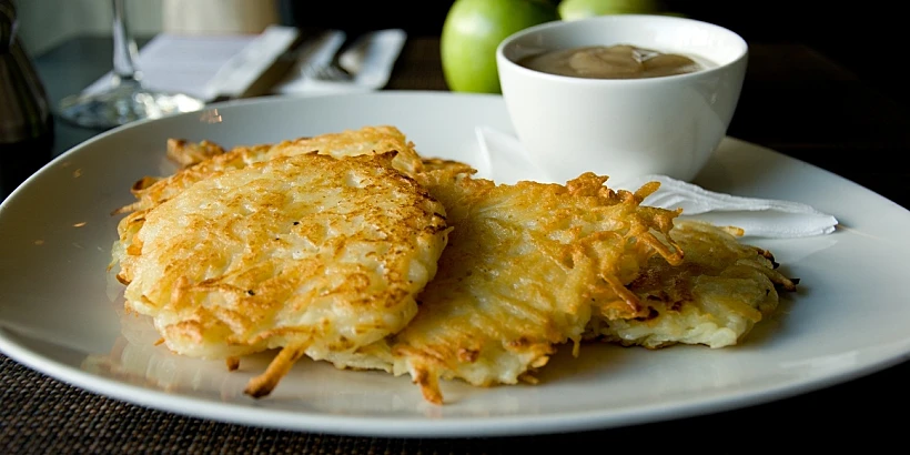 תמונה של לביבותתפוחי אדמה עם רסקתפוחים של השף נעם דרקס לכתבה על חנוכה בבית אמא מתחם עולם היין תמונה בתוך הכתבה אבל גם בחיתוכים להפניות למקרה הצורך