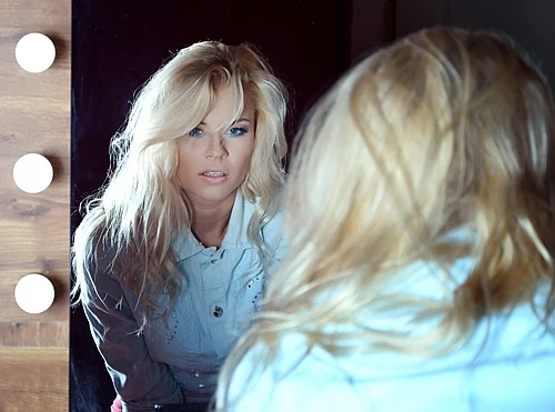 אישה מול מראה