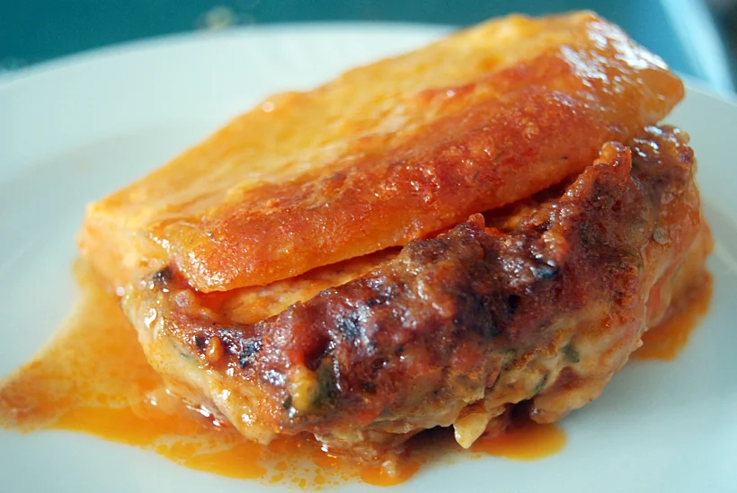 מפרום - תפוחי אדמה במילוי תערובת בשר עם עשבי תיבול ורוטב עגבניות