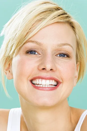 אישה מחייכת