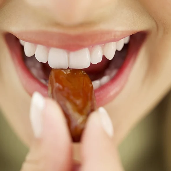 אישה אוכל תמר