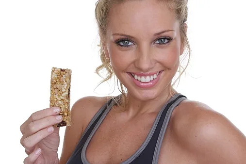 אישה אוכלת חטיף אנרגיה
