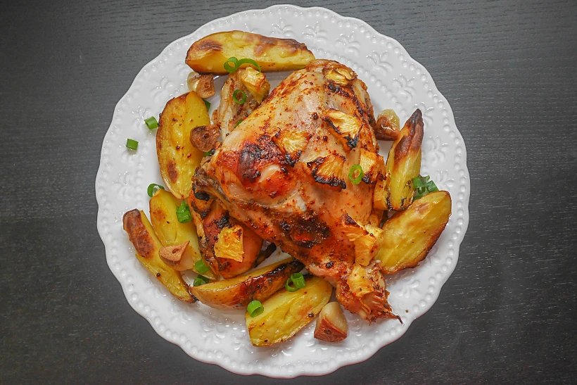 עוף אפוי עם אננס ותפוחי אדמה