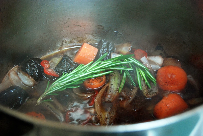 נתחי בשר בשזיפים עם פירה