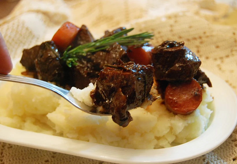 נתחי בשר בשזיפים עם פירה