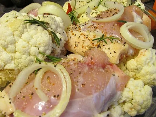 עוף בתנור עם תפוחי אדמה וכרוביות