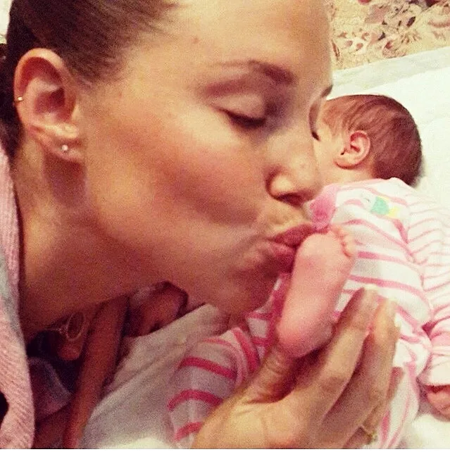 דנה גרוצקי חובקת בת