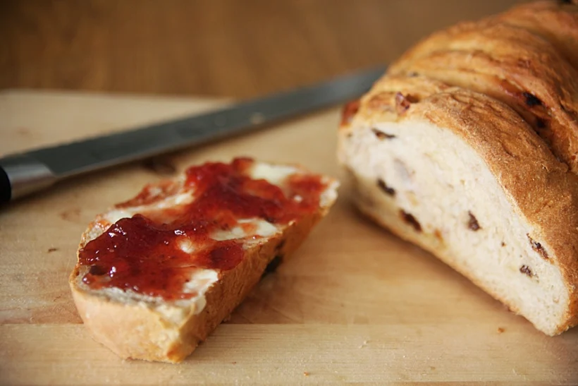 לחם עם צימוקים