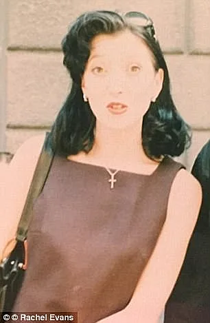 מוציאה את כל כספה כדי להיראות כמו ברבי