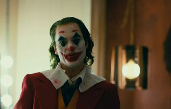 חואקין פיניקס בתפקיד הג'וקר