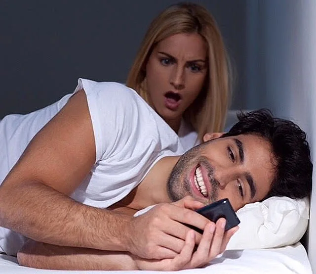 גבר שוכב במיטה ומחייך