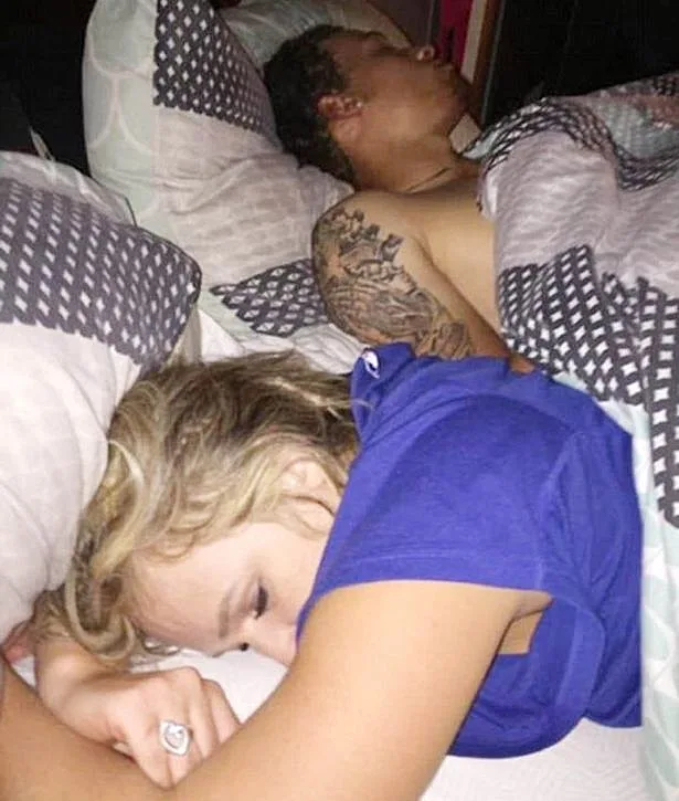 תפס את חברתו על חם במיטתו וזה מה שהוא עשה