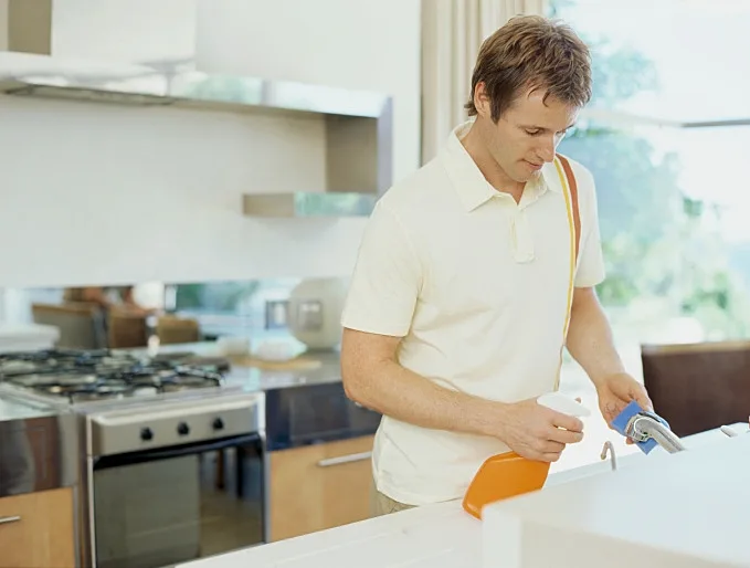 בחור שוטף כלים