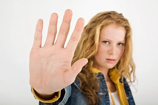 נערה מסמנת עצור עם היד