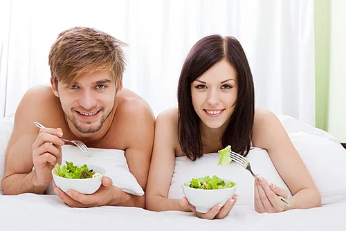 זוג אוכל סלט