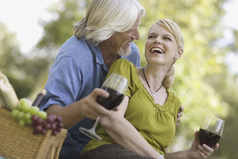 זוג מאוהב שותה יין בנאפה ואלי