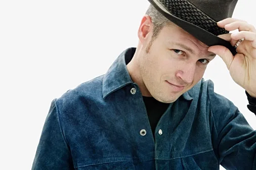 בחור מרים כובע