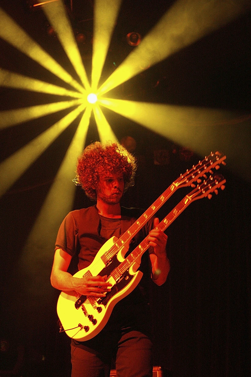 נער מנגן בגיטרה