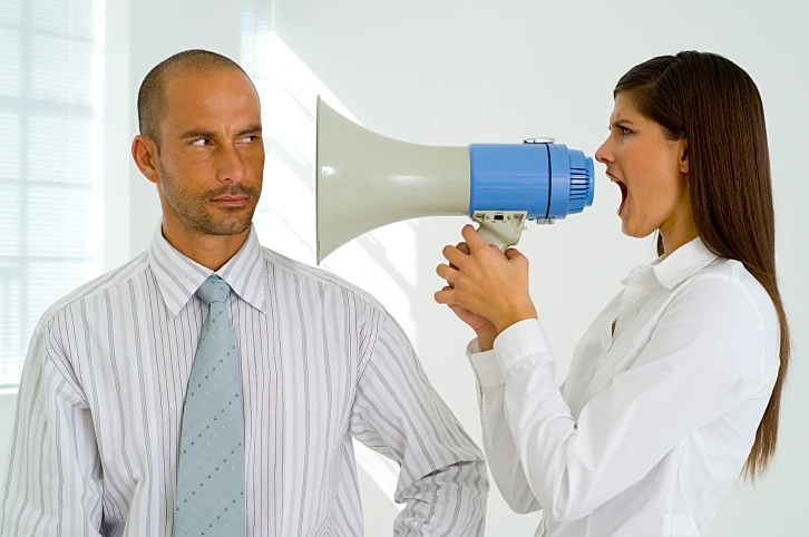 אישה צועקת על גבר במגאפון