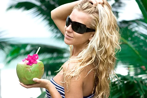 בחורה עם קוקוס